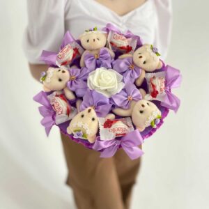 Букет из фиолетовый мишек с Raffaello