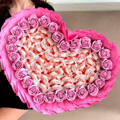 букет из raffaello и мыльных роз