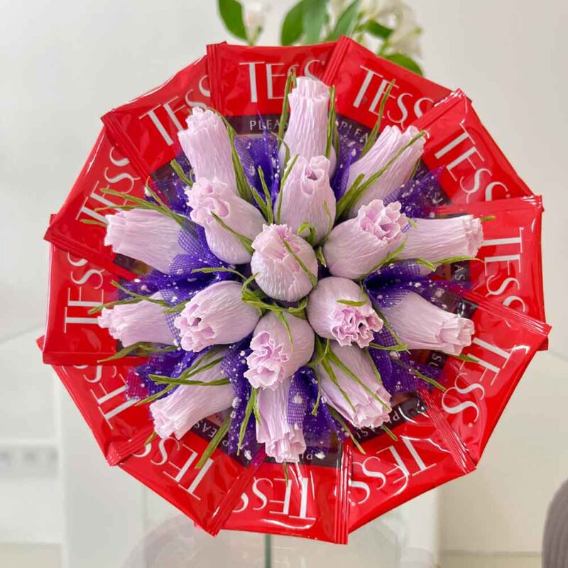 Букет из конфет и чая лаванда