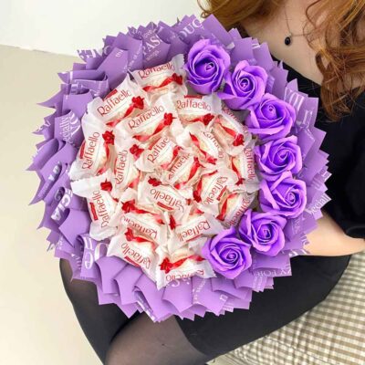 Сладкий букет Объятия Raffaello фиолетовый