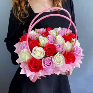 Сумочка с мыльными розами красно-белые