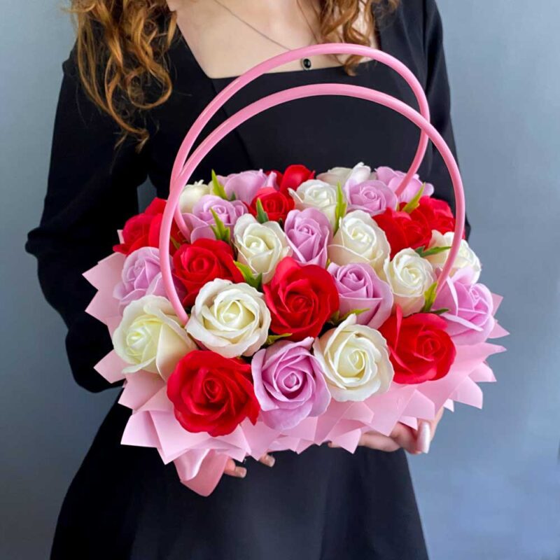 Сумочка с мыльными розами красно-белые